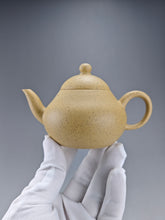 Load image into Gallery viewer, Benshan Lüni  Pear Yixing Teapot 本山绿泥梨形壶 120ml
