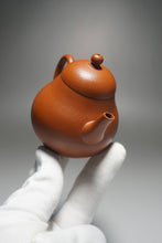 Load image into Gallery viewer, Zhuni Tall Pear Yixing Teapot 朱泥梨形壶 120ml
