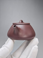 Load image into Gallery viewer, Lao Zini Shipiao Yixing Teapot 老紫泥石瓢 120ml
