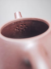 Load image into Gallery viewer, Lao Zini Shipiao Yixing Teapot 老紫泥石瓢 120ml
