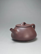 Load image into Gallery viewer, Lao Zini Shipiao Yixing Teapot 老紫泥石瓢 120ml
