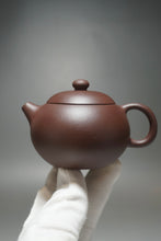 Load image into Gallery viewer, Lao Zini Xishi Yixing Teapot 老紫泥西施 120ml
