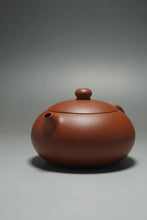 Load image into Gallery viewer, Zhuni Bian Xishi Yixing Teapot 朱泥扁西施 120ml
