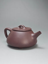 Load image into Gallery viewer, Lao Zini Shipiao Yixing Teapot 老紫泥石瓢 120ml
