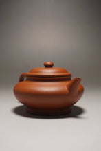 Load image into Gallery viewer, Zhuni Xubian Shuiping Yixing Teapot with Inscription 朱泥虚扁水平带刻底 120ml
