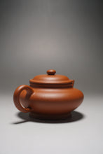 Load image into Gallery viewer, Zhuni Xubian Shuiping Yixing Teapot with Inscription 朱泥虚扁水平带刻底 120ml
