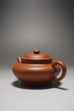 Load image into Gallery viewer, Zhuni Xubian Shuiping Yixing Teapot with Inscription 朱泥虚扁水平带刻底 120ml
