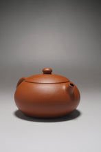 Load image into Gallery viewer, Zhuni Bian Xishi Yixing Teapot 朱泥扁西施 120ml
