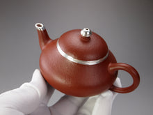 Load image into Gallery viewer, Zhuni Dahongpao Pear Yixing Teapot with Pure Silver 朱泥大红袍包银梨形壶 125ml
