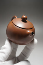 Load image into Gallery viewer, 125ml Xishi Nixing Teapot by Li Wenxin 李文新西施（突盖）
