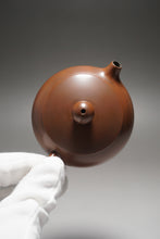 Load image into Gallery viewer, 125ml Xishi Nixing Teapot by Li Wenxin 李文新西施（突盖）
