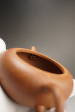 Load image into Gallery viewer, Yellow Jiangponi Tangpo yixing Teapot 降坡黄泥汤婆 125ml
