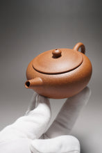 Load image into Gallery viewer, Yellow Jiangponi Tangpo yixing Teapot 降坡黄泥汤婆 125ml
