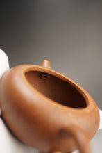 Load image into Gallery viewer, Yellow Jiangponi Tangpo yixing Teapot 降坡黄泥汤婆 125ml
