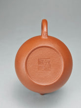 Load image into Gallery viewer, Zhuni Dahongpao Tall Pear Yixing Teapot 朱泥大红袍高梨形壶 125ml
