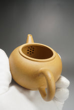 Load image into Gallery viewer, Huangjin Duan Shuiping Yixing Teapot 黄金段水平 125ml
