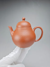 Load image into Gallery viewer, Zhuni Dahongpao Tall Pear Yixing Teapot 朱泥大红袍高梨形壶 125ml
