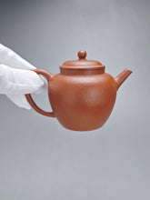 Load image into Gallery viewer, Zhuni Dahongpao New Lianzi Yixing Teapot 朱泥大红袍莲子壶 125ml
