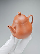 Load image into Gallery viewer, Zhuni Dahongpao Tall Pear Yixing Teapot 朱泥大红袍高梨形壶 125ml
