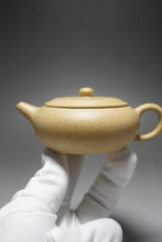 Load image into Gallery viewer, Benshan Lüni Xiangyu Yixing Teapot 本山绿泥香玉 125ml
