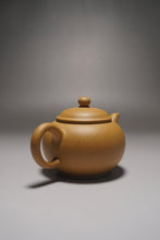 Load image into Gallery viewer, Huangjin Duan Shuiping Yixing Teapot 黄金段水平 125ml
