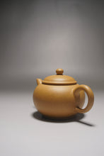 Load image into Gallery viewer, Huangjin Duan Shuiping Yixing Teapot 黄金段水平 125ml
