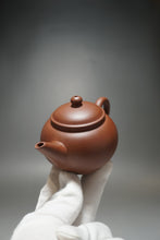 Load image into Gallery viewer, Red Lao Zini Shuiping Yixing Teapot 红老紫泥水平 125ml
