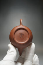 Load image into Gallery viewer, Red Lao Zini Shuiping Yixing Teapot 红老紫泥水平 125ml
