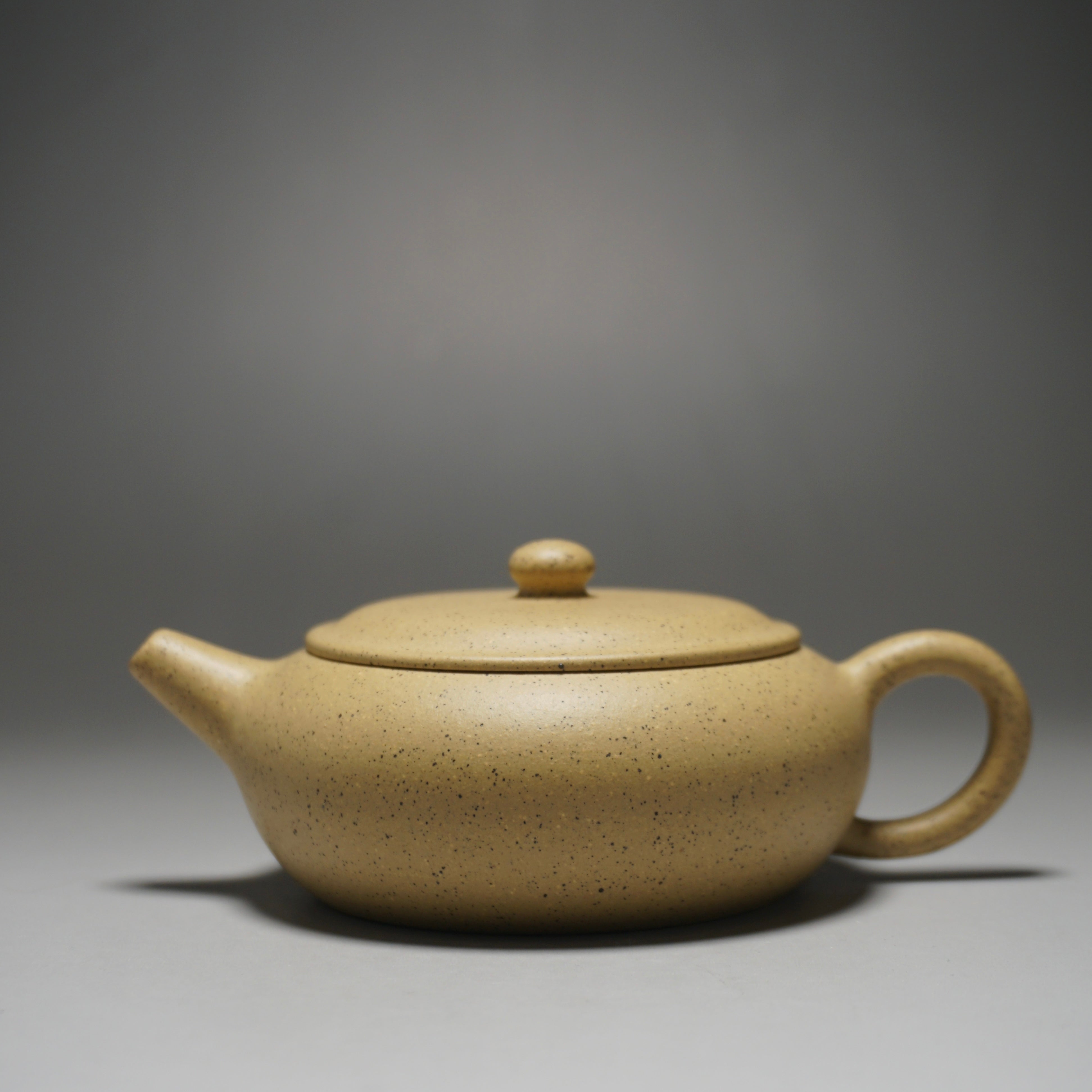Benshan Lüni Xiangyu Yixing Teapot 本山绿泥香玉 125ml – MudandLeaves
