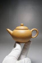 Load image into Gallery viewer, Huangjin Duan Shuiping Yixing Teapot 黄金段水平 125ml
