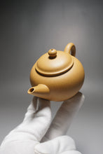 Load image into Gallery viewer, Huangjin Duan Shuiping Yixing Teapot 黄金段水平 125ml
