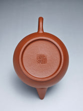 Load image into Gallery viewer, Zhuni Bian Shuiping Yixing Teapot 朱泥扁水平 130ml
