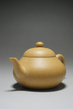 Load image into Gallery viewer, Lipini Wide Pear Yixing Teapot 梨皮泥梨形 130ml
