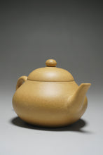 Load image into Gallery viewer, Lipini Wide Pear Yixing Teapot 梨皮泥梨形 130ml
