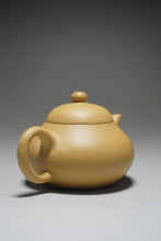 Load image into Gallery viewer, Lipini Wide Pear Yixing Teapot 梨皮泥梨形 130ml
