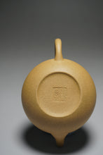 Load image into Gallery viewer, Lipini Wide Pear Yixing Teapot 梨皮泥梨形 130ml
