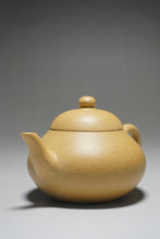 Load image into Gallery viewer, Lipini Wide Pear Yixing Teapot 梨皮泥梨形 130ml
