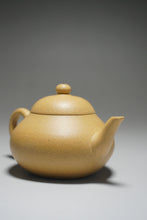 Load image into Gallery viewer, Lipini Wide Pear Yixing Teapot 梨皮泥梨形 130ml
