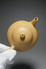 Load image into Gallery viewer, Lipini Wide Pear Yixing Teapot 梨皮泥梨形 130ml

