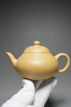 Load image into Gallery viewer, Lipini Wide Pear Yixing Teapot 梨皮泥梨形 130ml
