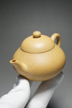 Load image into Gallery viewer, Lipini Wide Pear Yixing Teapot 梨皮泥梨形 130ml
