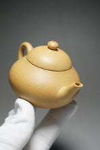 Load image into Gallery viewer, Lipini Wide Pear Yixing Teapot 梨皮泥梨形 130ml
