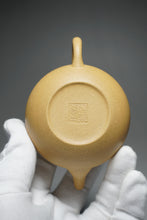 Load image into Gallery viewer, Lipini Wide Pear Yixing Teapot 梨皮泥梨形 130ml
