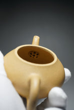 Load image into Gallery viewer, Lipini Wide Pear Yixing Teapot 梨皮泥梨形 130ml
