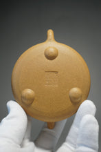 Load image into Gallery viewer, Huangjin Duan Pinggai Shipiao Yixing Teapot 黄金段平盖石瓢 135ml
