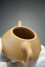 Load image into Gallery viewer, Huangjin Duan Pinggai Shipiao Yixing Teapot 黄金段平盖石瓢 135ml
