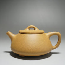 Load image into Gallery viewer, Huangjin Duan Pinggai Shipiao Yixing Teapot 黄金段平盖石瓢 135ml
