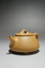 Load image into Gallery viewer, Huangjin Duan Pinggai Shipiao Yixing Teapot 黄金段平盖石瓢 135ml
