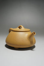 Load image into Gallery viewer, Huangjin Duan Pinggai Shipiao Yixing Teapot 黄金段平盖石瓢 135ml
