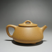 Load image into Gallery viewer, Huangjin Duan Pinggai Shipiao Yixing Teapot 黄金段平盖石瓢 135ml
